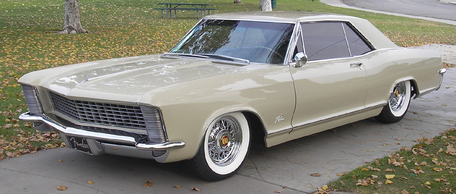 Above Mr Dave Schmidt's 1965 Riviera runs Buick wire wheels with Cadillac